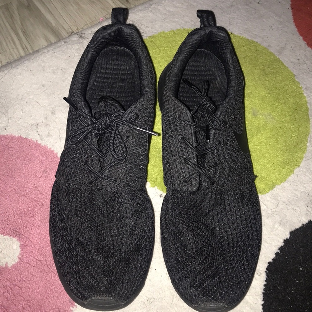 All black roshes ( brand new ) only worn once